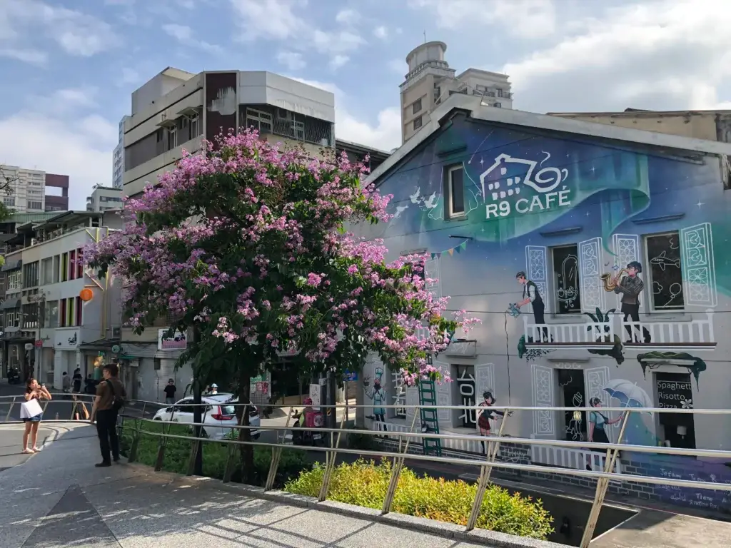 R9 Cafe and colorful street art in Zhongshan, Taipei