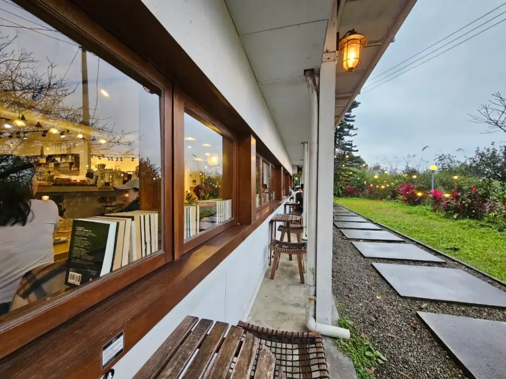 Outdoor terrace at Elsewhere Café in Maokong, Taipei, overlooking the green hillside.